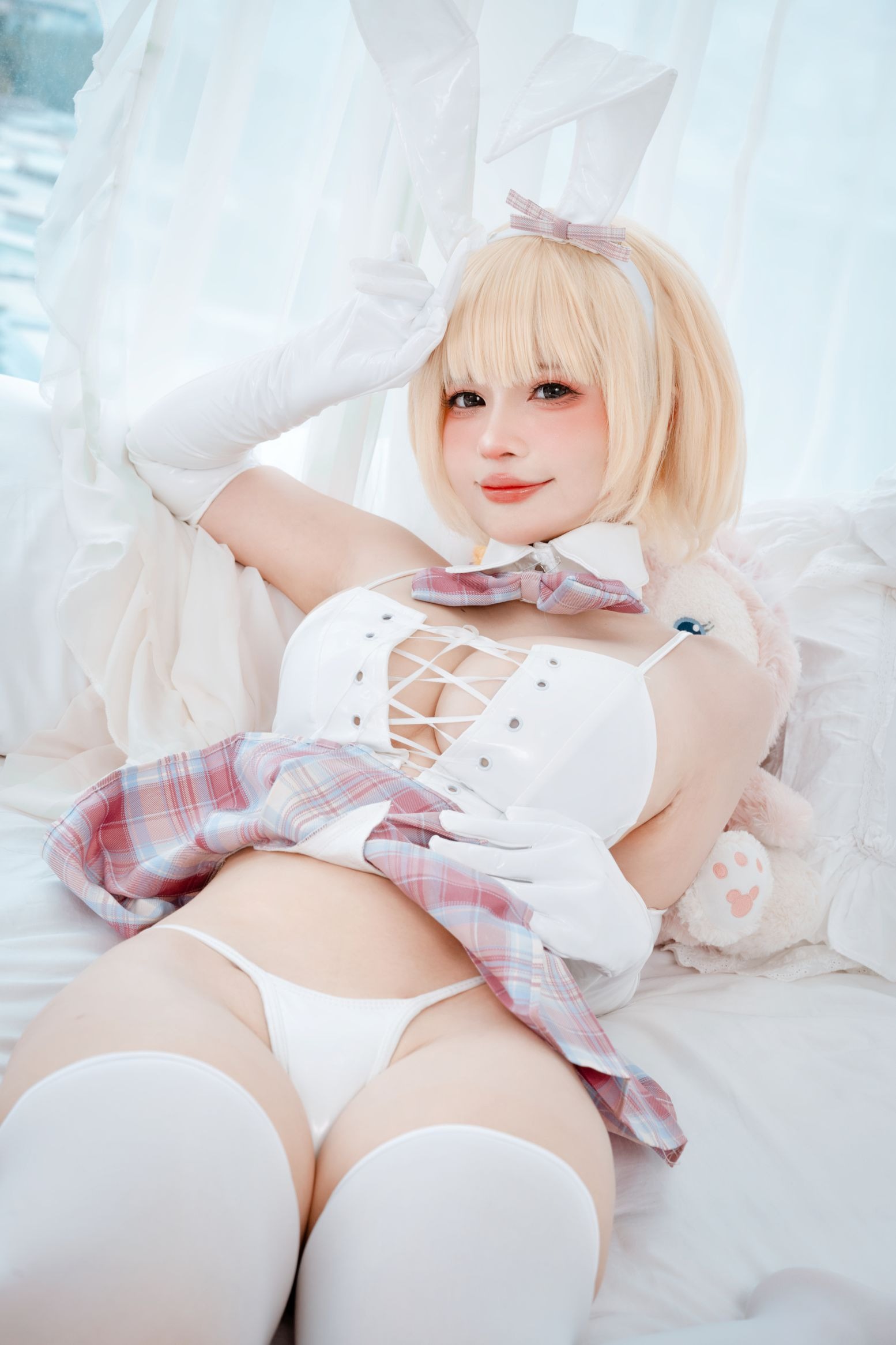 Azami - White Bunny Girl / Azami & Sally Dorasnow - White Bunny Girl(16)