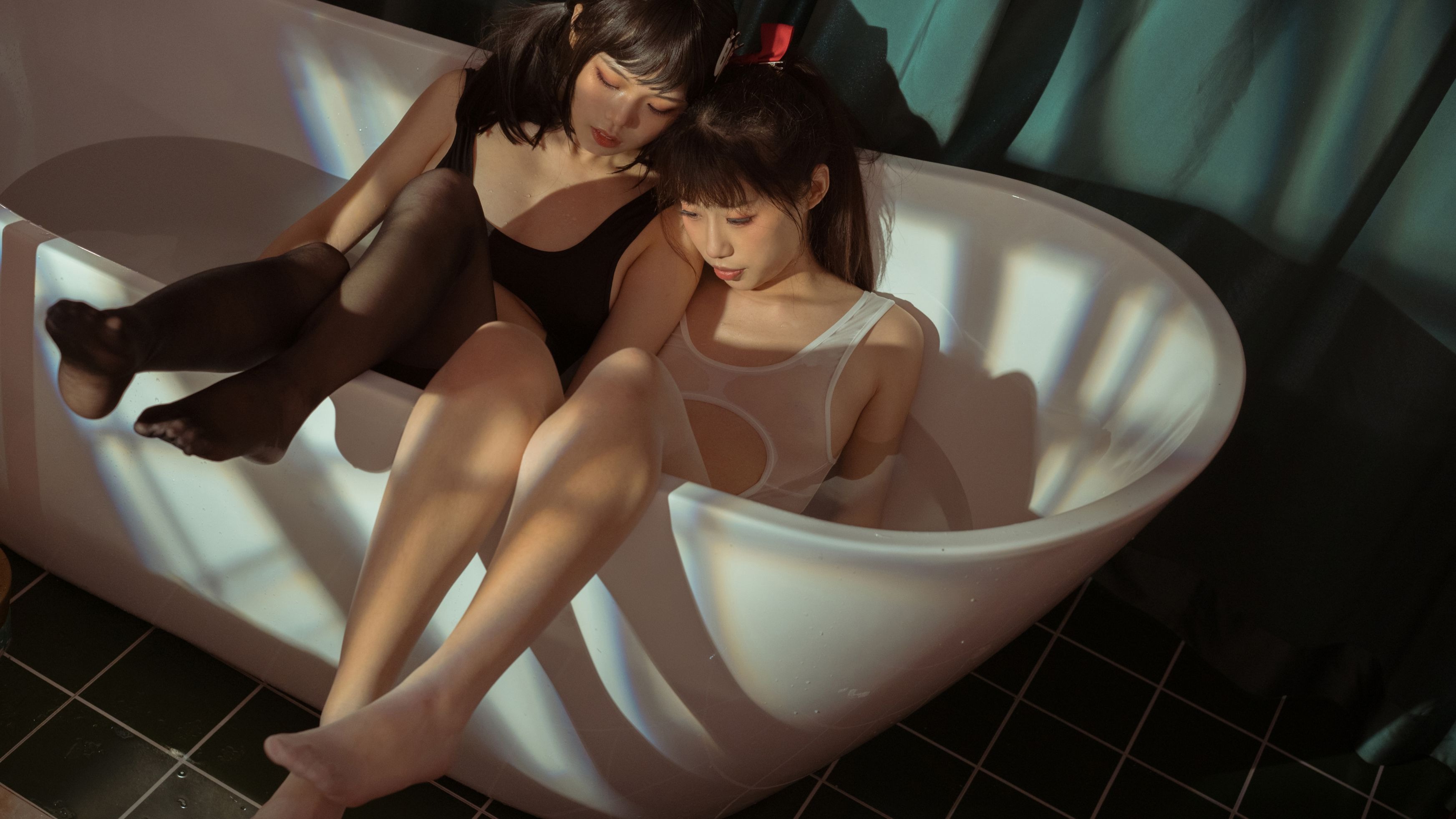 七月喵子 - NO.05 黑白双人浴缸 [34P-345MB](26)