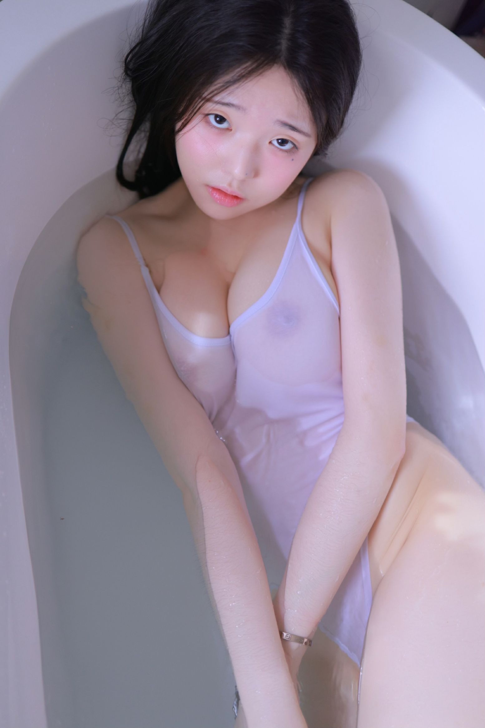 Yeon Woo - Bath Tub(87)